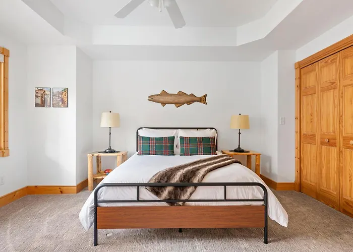 The Lodge, 'North Woods' Style, Boutique Galena Getaway!