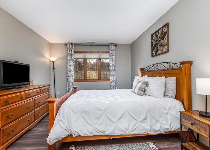 Cozy At Creekwood Getaway